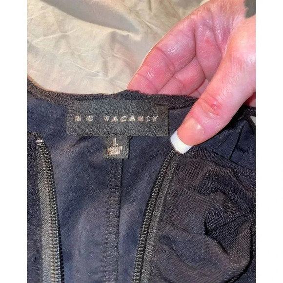 No Vacancy Women's Black Ruffled Sleeveless bodysuit with front Zipper Size L - Picture 8 of 9